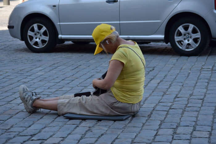 kvinna sitter på gatan