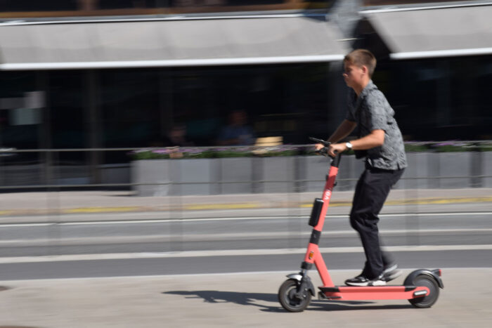 pojke åker elsparkcykel