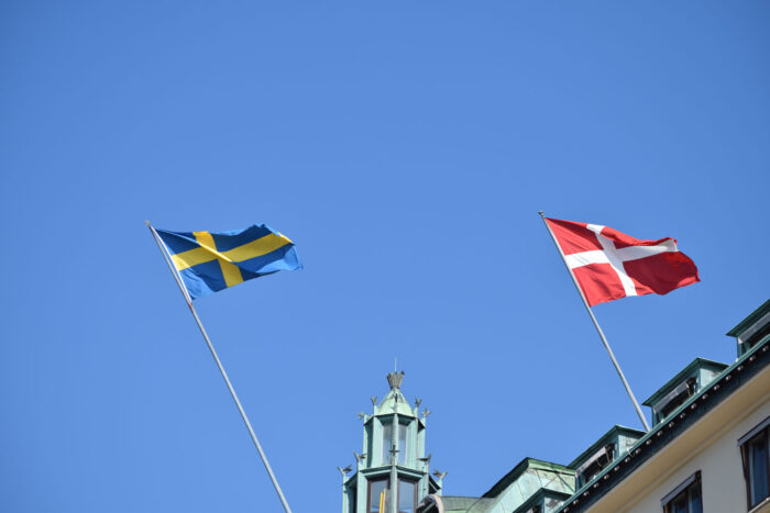 sveriges och danmarks flaggor