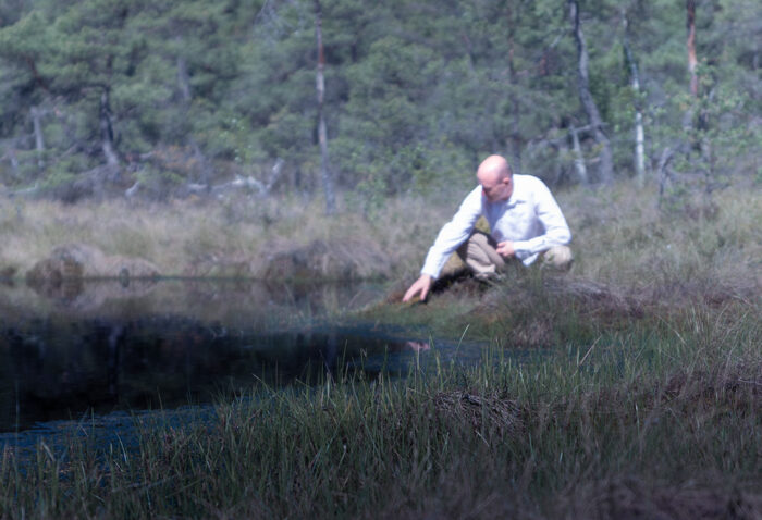 man vid systersjöarna